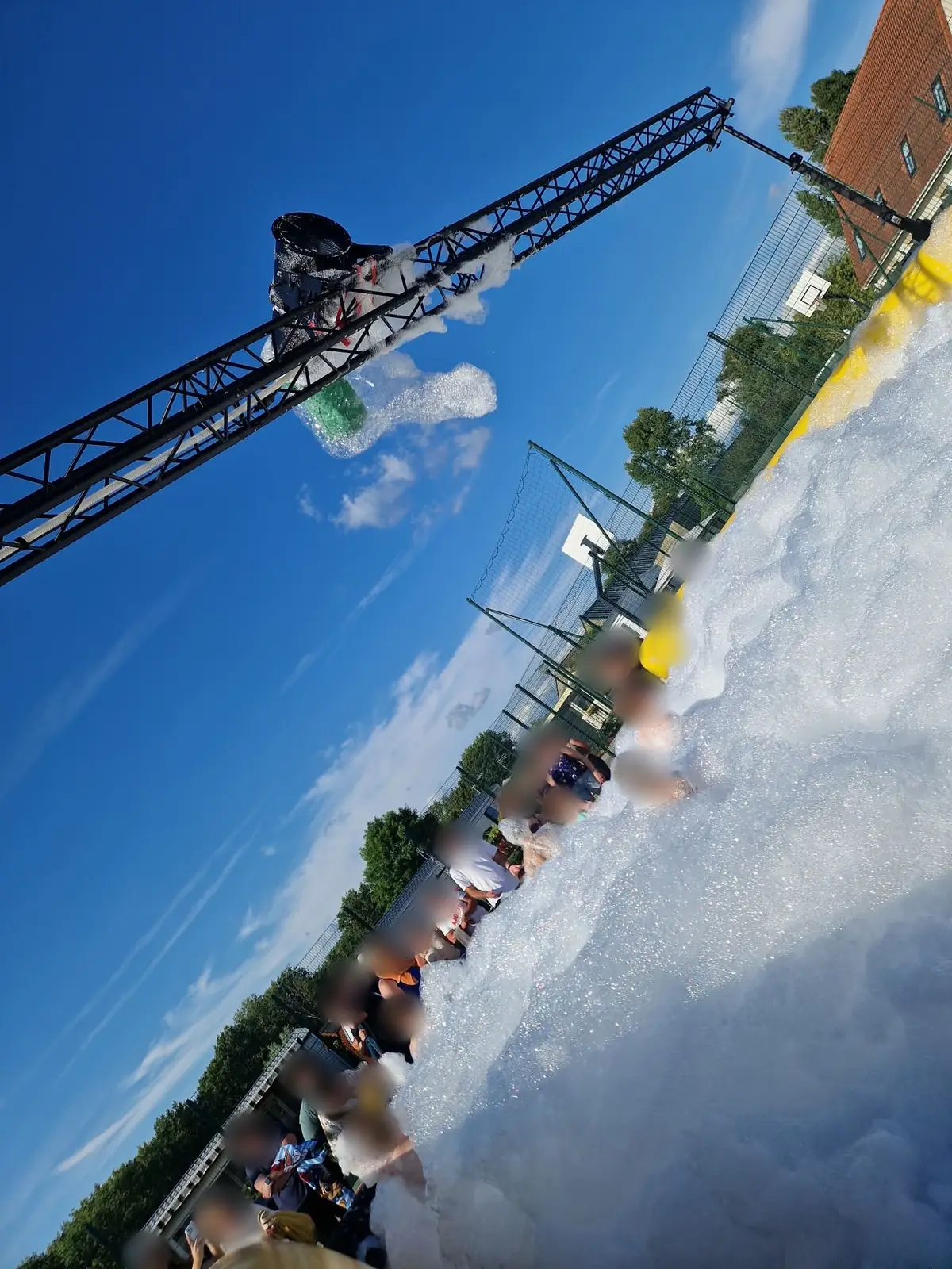 Machine à mousse cascade au-dessus du public à Berck-sur-Mer dans le Pas-de-Calais