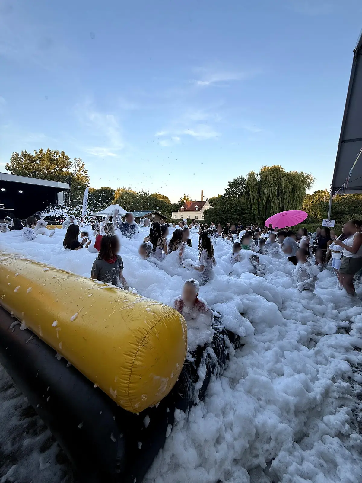 Mousse Party lors d'une fête communale à La Bassée dans le Nord